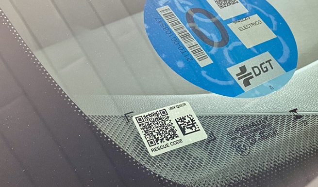 ¿Te has preguntado alguna vez qué significa el código QR que llevan los coches en el parabrisas?