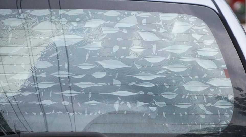 "A nuestro taller llegan cada vez m&aacute;s coches con l&aacute;minas solares puestas hace solo uno o dos a&ntilde;os pegadas al cristal de una manera que hace que quitarlas sea casi m&aacute;s caro que ponerlas"