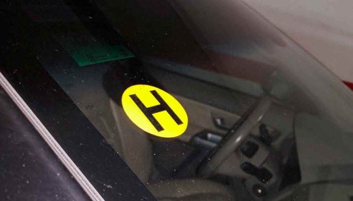 Esta es la nueva pegatina de la DGT que vas a ver cada vez más en tu taller de lunas y que llevarán muchos vehículos con problemas para encontrar un recambio