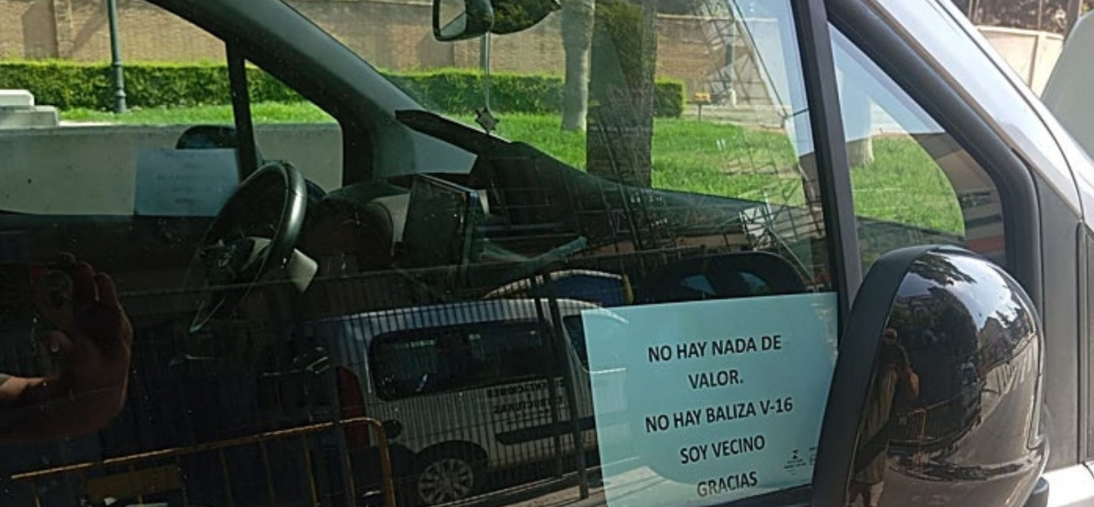 Los carteles de la verg&uuml;enza tras cientos de lunas rotas en varios barrios de Valencia: "En los talleres de lunas no damos abasto, nos llegan clientes llorando por lo que est&aacute;n viviendo"