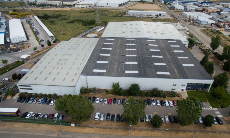 Uno de los mayores fabricantes chinos de coches abre un megacentro de recambios en Guadalajara para evitar que se escapen los siniestros de lunas y chapa de sus talleres oficiales