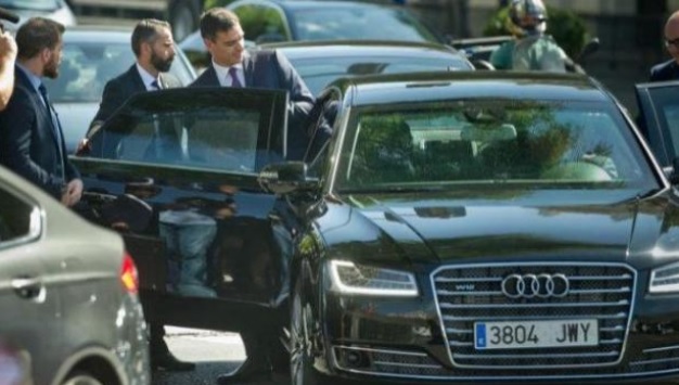 Cambian por 21.000 euros el parabrisas del coche del presidente Pedro Sánchez...y no se elige a un especialista de lunas para hacerlo