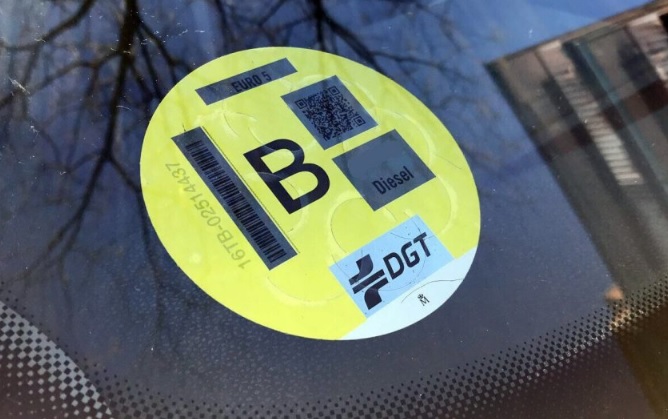 Estas son las localidades donde los talleres de lunas van a tener un problema en breve: Adiós a la etiqueta B de millones de vehículos