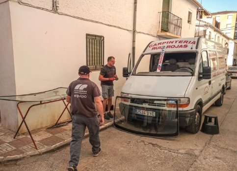 ¿Has visto alguna vez un cambio de lunas que sume tantas ilegalidades y ausencia de normas básicas en un profesional de cristalería del automóvil?